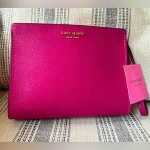 NWT Kate spade wristlet
Dark pink color
Never used.